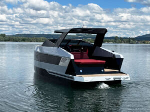 Futuro Boats RX30 live version in water